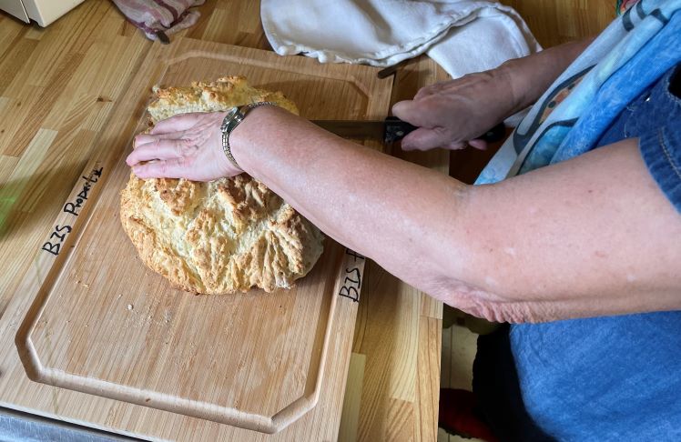 Montrant les mains faisant une miche de pain bannock