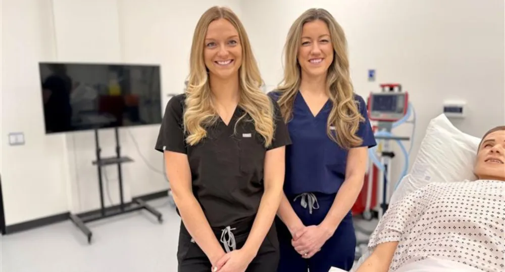 Deux femmes blondes aux cheveux longs sourient l'une à côté de l'autre.