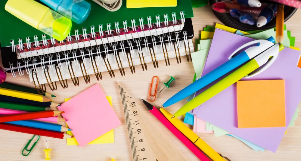 Fournitures scolaires sur un bureau