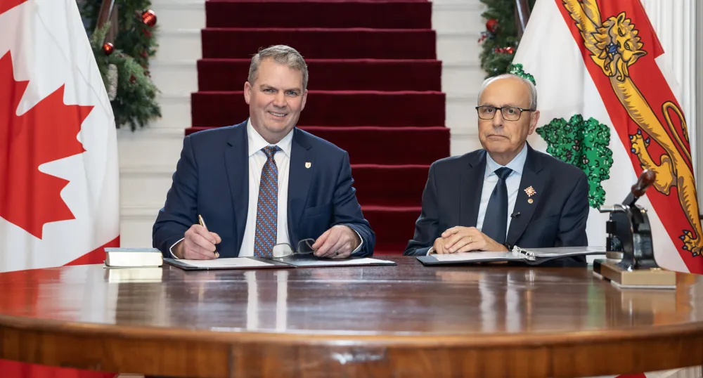 Premier de l'Île-du-Prince-Édouard, Bloyce Thompson, et lieutenant-gouverneur de l'Île-du-Prince-Édouard, Wassim Salamoun. 