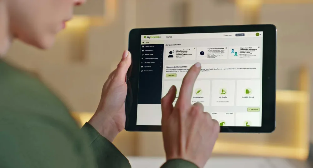 Une femme utilise MyHealthPEI sur un iPad.