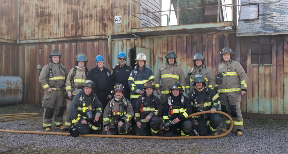 Un groupe d'hommes en tenue de pompier.