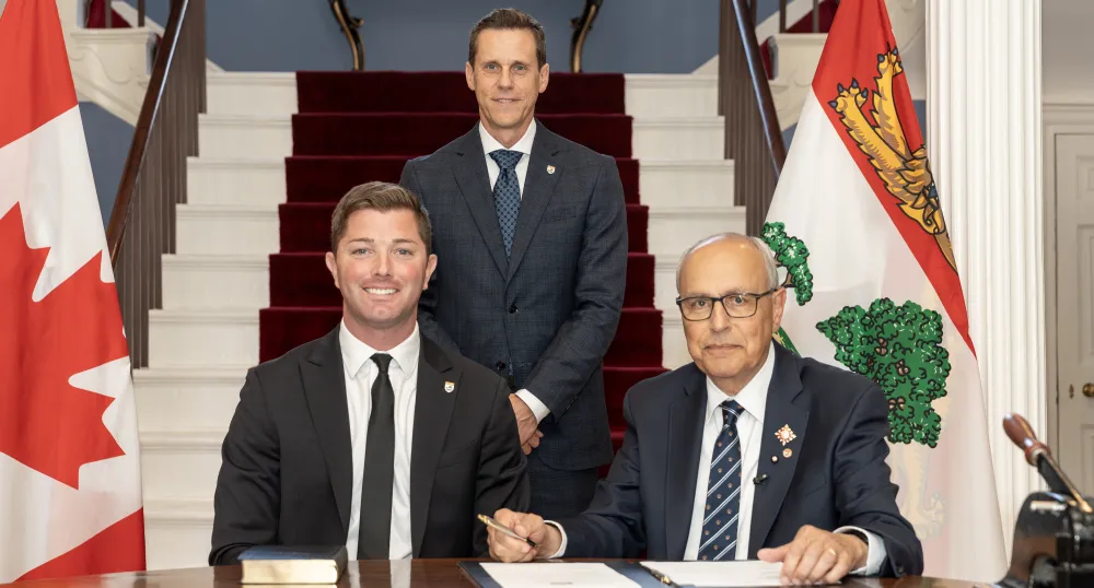 Le premier ministre, le nouveau ministre et le lieutenant-gouverneur.