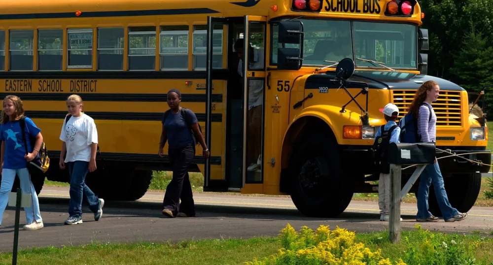 Enfants descendant d&#039;un bus scolaire