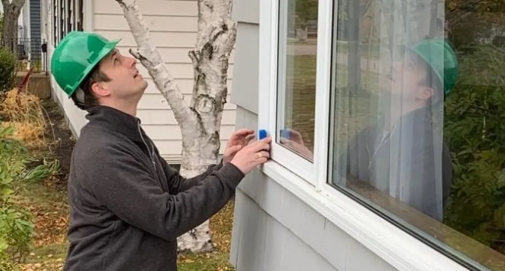 Un inspecteur en efficacité énergétique résidentielle effectue le bilan énergétique d’une résidence
