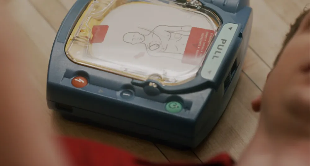 DEA assis sur le sol à côté de l'homme.