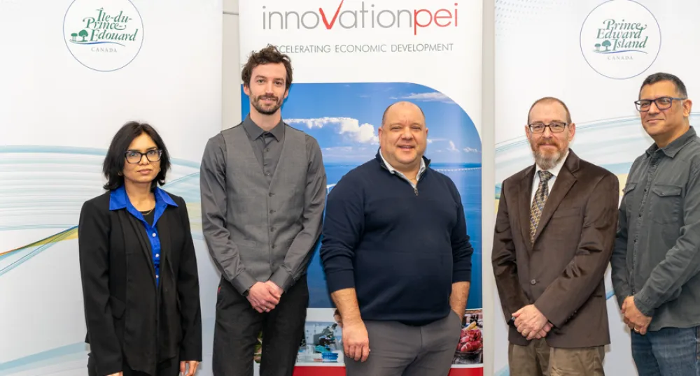 image de personnes dans une pièce se tenant côte à côte devant une toile de fond.