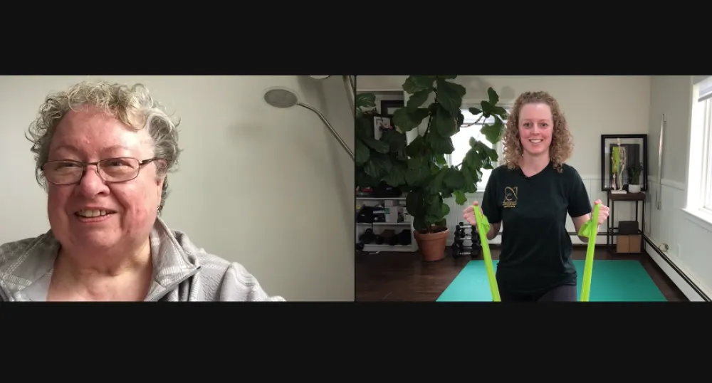 image divisée de deux personnes, l&#039;une dans une pièce et l&#039;autre dans un espace d&#039;entraînement de gym