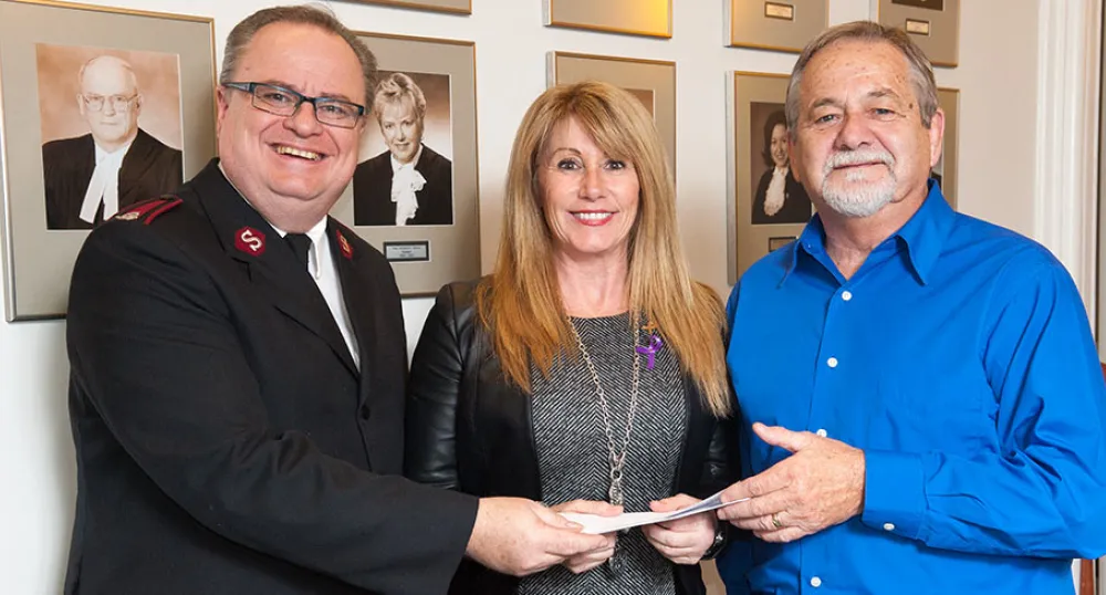 Minister Mundy presents a cheque for home heating fuel