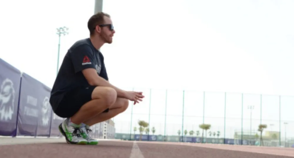 Image d'une personne qui s'étire près d'une piste de course