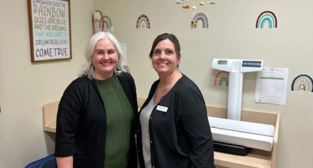 deux femmes debout dans une clinique