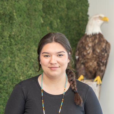 image d'une personne debout devant un feuillage