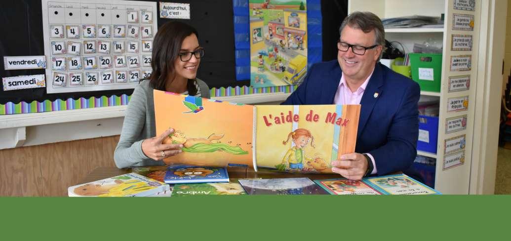 L’enseignante de première année partage un nouveau livre avec le ministre 