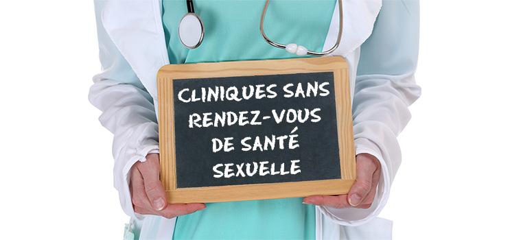Professionnel de la santé tenant un panneau indiquant: Cliniques sans rendez-vous de santé sexuelle