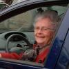 Femme âgée qui conduit une voiture