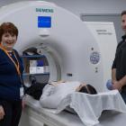Gailyne MacPherson, directrice des services hospitaliers à l’hôpital Queen Elizabeth, avec les technologues en radiation médicale Lisa Norton (dans le tomodensitomètre) et Jason Stevenson.