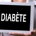 Professionnel de la santé tenant une tablette panneau indiquant: Diabète