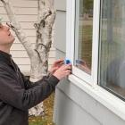 Un inspecteur en efficacité énergétique résidentielle effectue le bilan énergétique d’une résidence