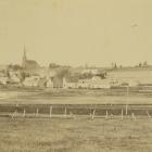 La communauté de St. Peters,à l’Île-du-Prince-Édouard,vers 1870-1880. On peut voir un pont de bois surplombant la baie de St. Peters,une église en arrière-plan,plusieurs bâtiments et structures,ainsi qu’une petite embarcation dans le coin gauche inférieur