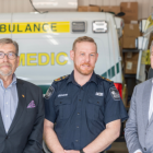 image de trois personnes debout côte à côte devant des ambulances d'urgence