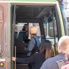 image de personnes montant dans un autobus urbain