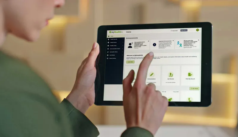 Une femme utilise MyHealthPEI sur un iPad.