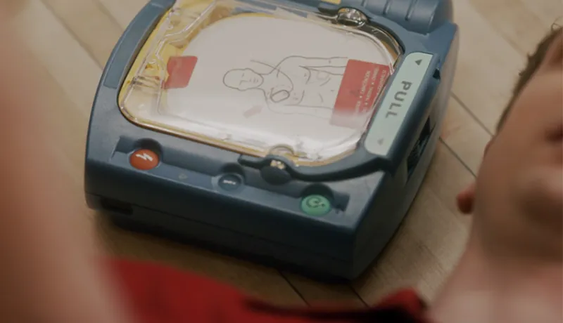 DEA assis sur le sol à côté de l'homme.