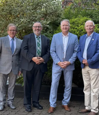 Les quatre ministres des Transports de l'Atlantique se tiennent côte à côte à l'extérieur.