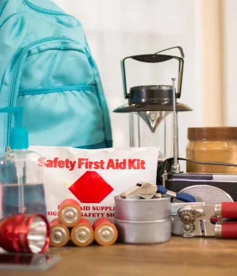 Fournitures de trousse d'urgence telles que sac à dos, lanterne, piles et trousse de premiers soins.