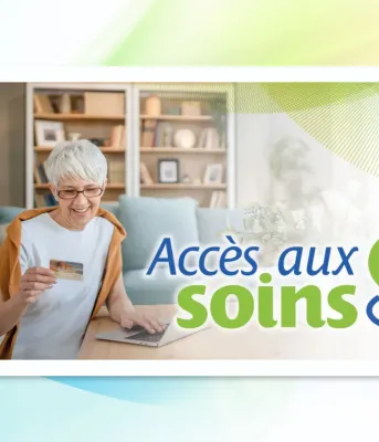 Un pharmacien sourit à un client de l'autre côté du comptoir d'une pharmacie bien approvisionnée, avec des étagères de médicaments et une enseigne indiquant "ORDONNANCES".