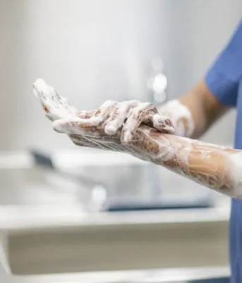 Un gros plan d'un médecin se lavant les mains.