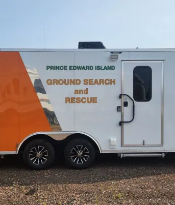 La remorque de recherche et de sauvetage au sol orange et blanche de l’Î.-P.-É.