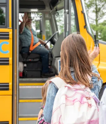 Des enfants attendant le bus scolaire.