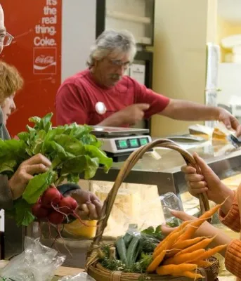 Famers&#039; market vendor and customer interaction