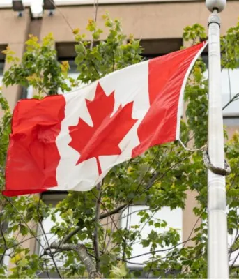 Un drapeau canadien flotte au vent