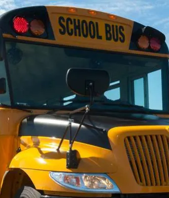 Un autobus scolaire avec des lumières clignotantes