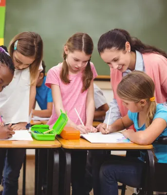 Les équipes de bien-être scolaires - Jeunes élèves travaillent avec une enseignante