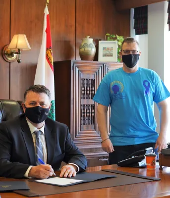 Image of two people behind a desk