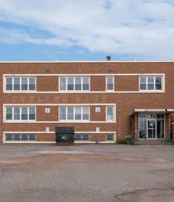 bâtiment en briques avec parking vide