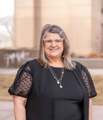 image d'une personne debout devant un bâtiment en brique