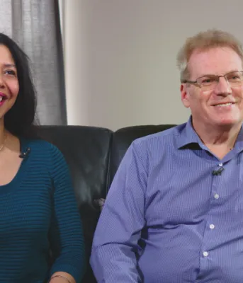 image de deux personnes assises l'une à côté de l'autre sur un canapé