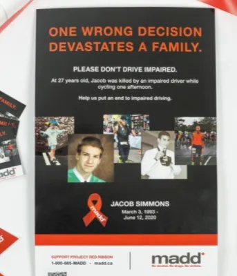 image d'une affiche avec un ruban rouge et des brochures des deux côtés