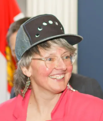  image d'une personne à l'intérieur d'une maison portant un chapeau de style baseball