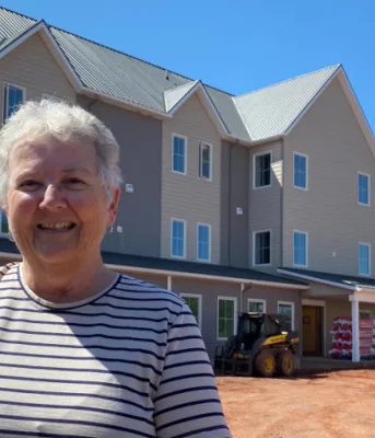 image d'une personne debout devant un immeuble