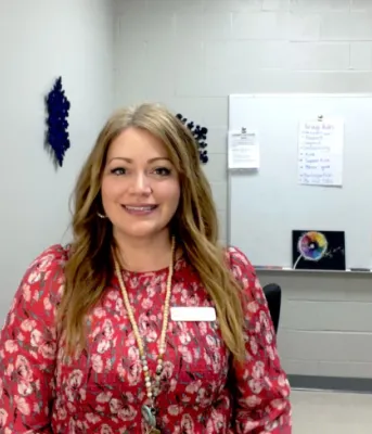 image d'une personne debout dans un bureau d'école