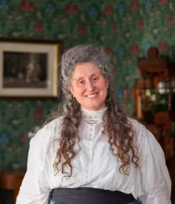 image d'une personne dans une pièce décorée de Noël