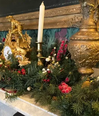image de décorations de Noël et de verdure sur un manteau de cheminée