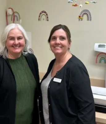 deux femmes debout dans une clinique