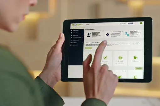 Une femme utilise MyHealthPEI sur un iPad.