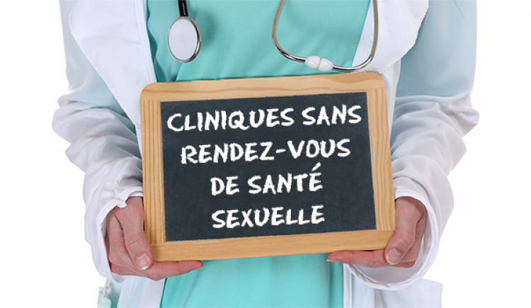 Professionnel de la santé tenant un panneau indiquant: Cliniques sans rendez-vous de santé sexuelle